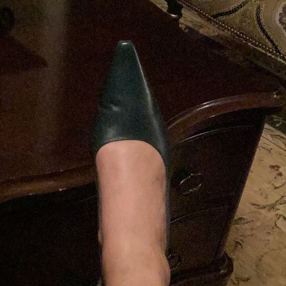 Liz Claiborne Green Flex Classic Cut-out Sides Pointed Toe Heels. 10M - Picture 4 of 15